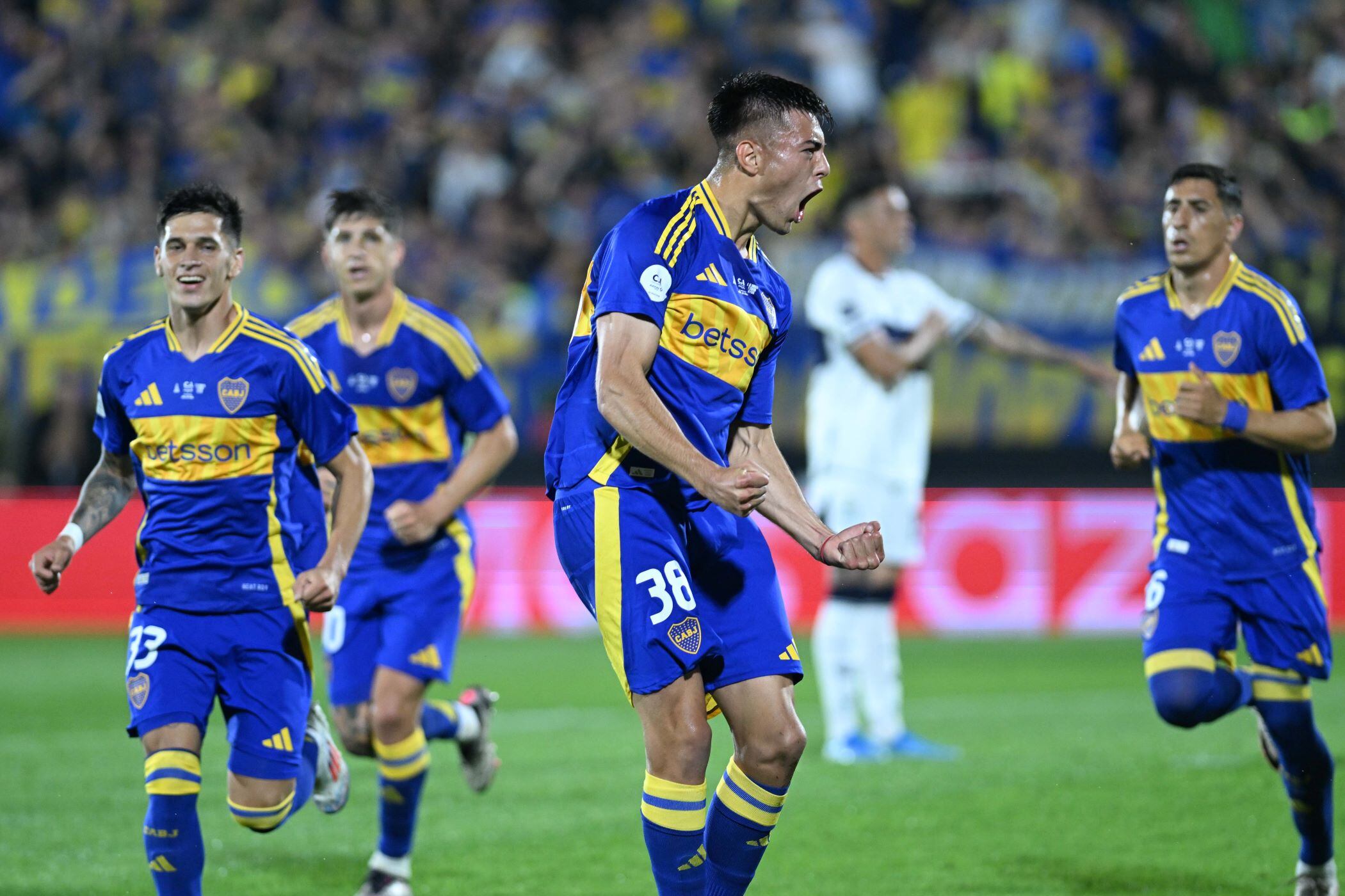 Anselmino, festejando con el equipo la apertura del marcador