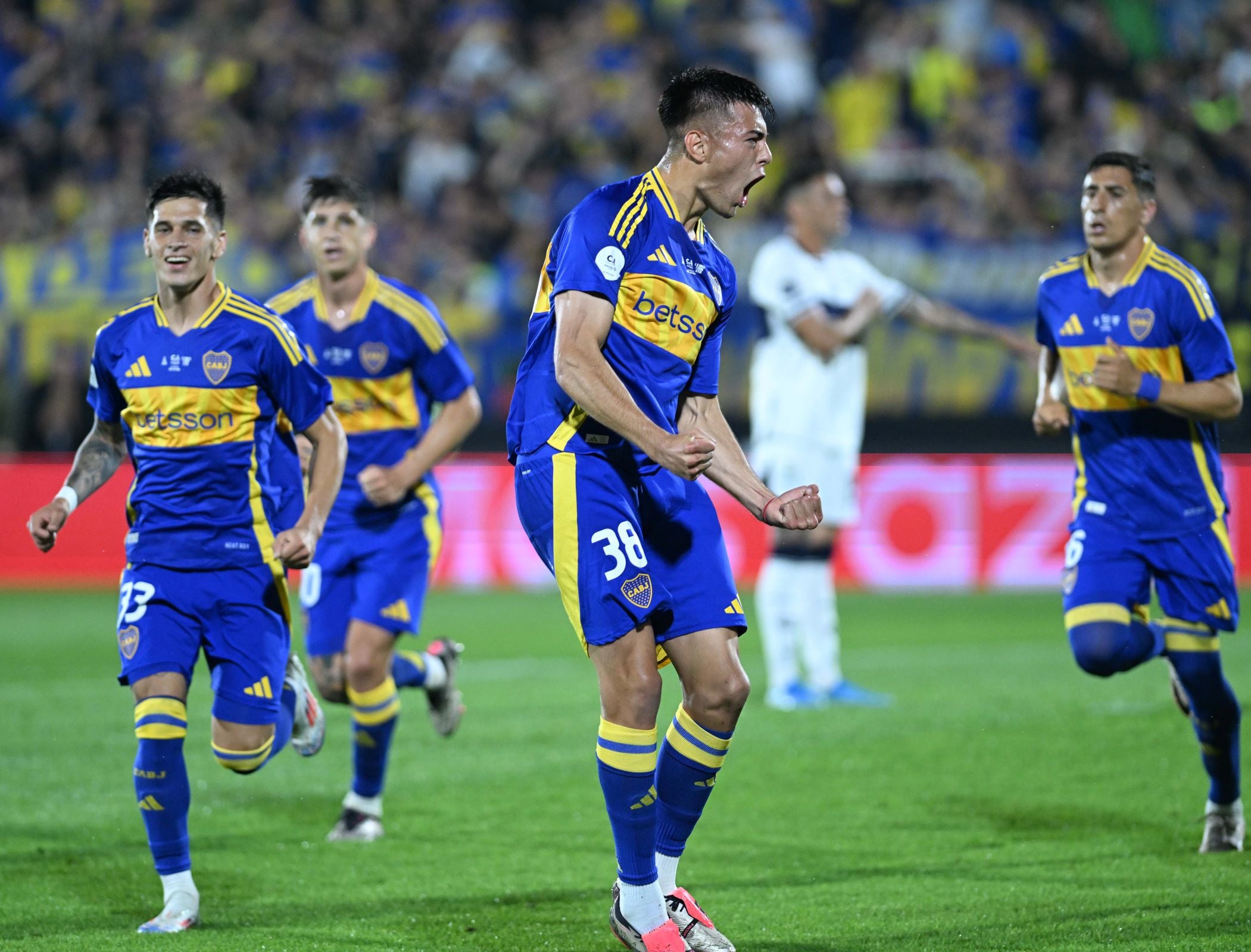 Anselmino, festejando con el equipo la apertura del marcador