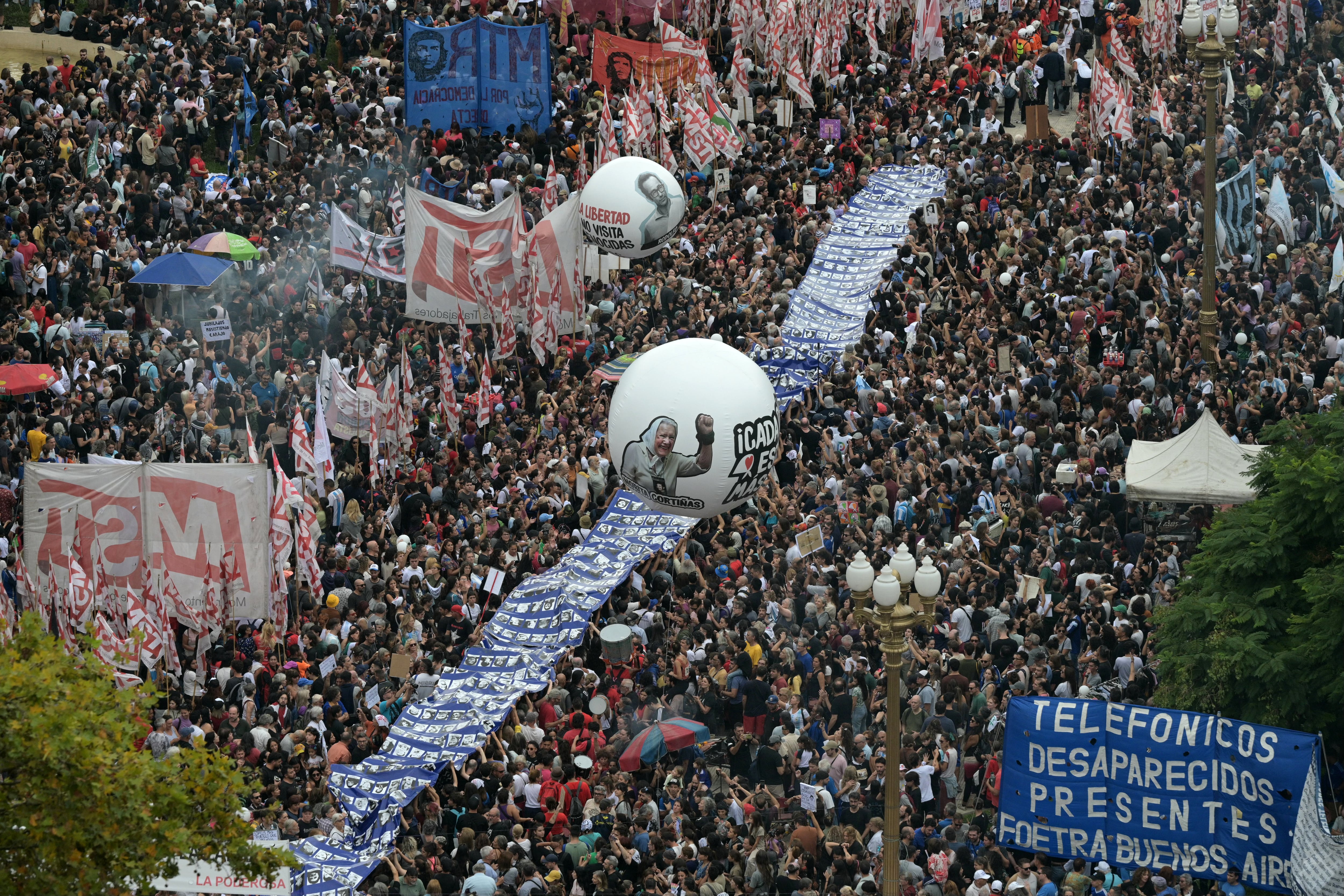 Miles de personas desbordaron la Plaza de Mayo desde temprano. 