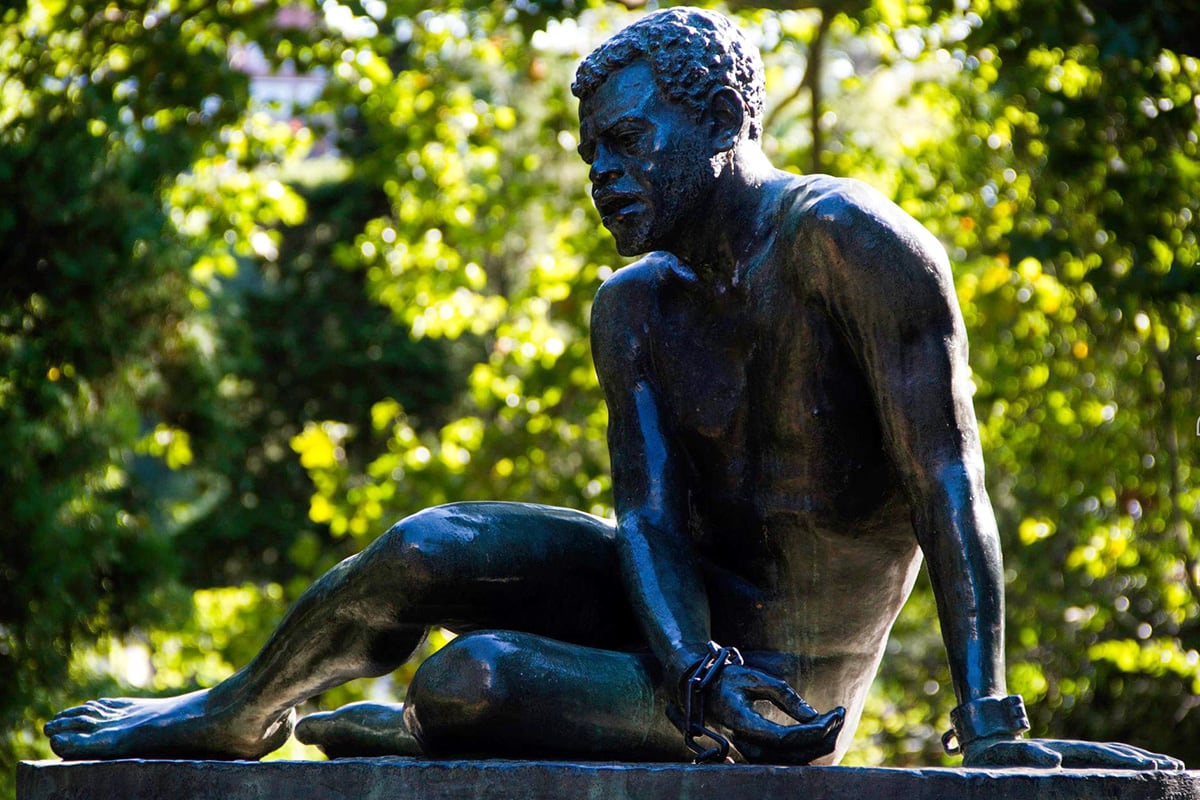 Escultura "La Esclavitud" cuando estaba emplazada en los Bosques de Palermo. Imagen: Franco De Nunzio