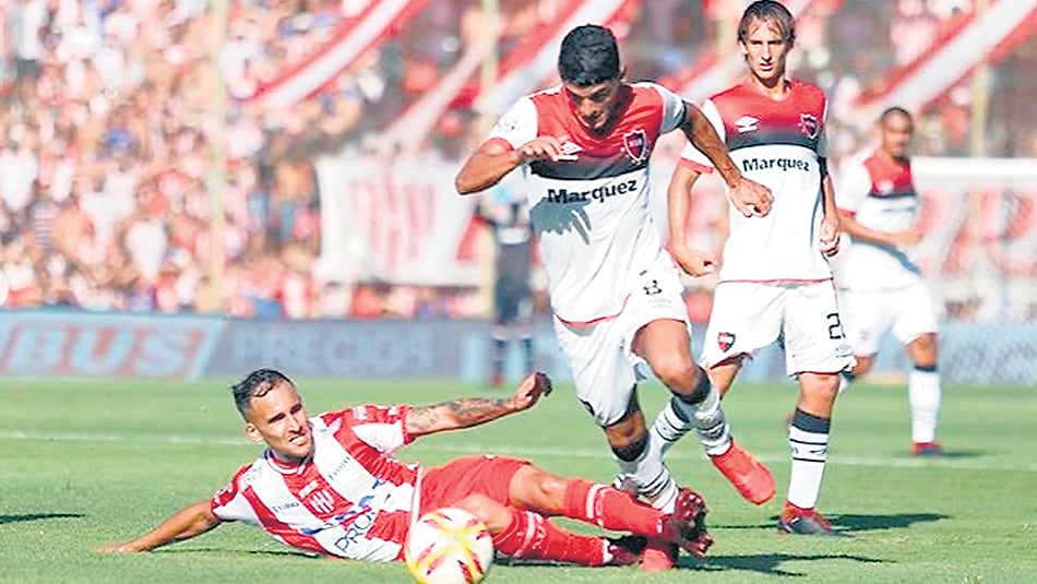 Rivero traslada la pelota ante la presión tatengue.
