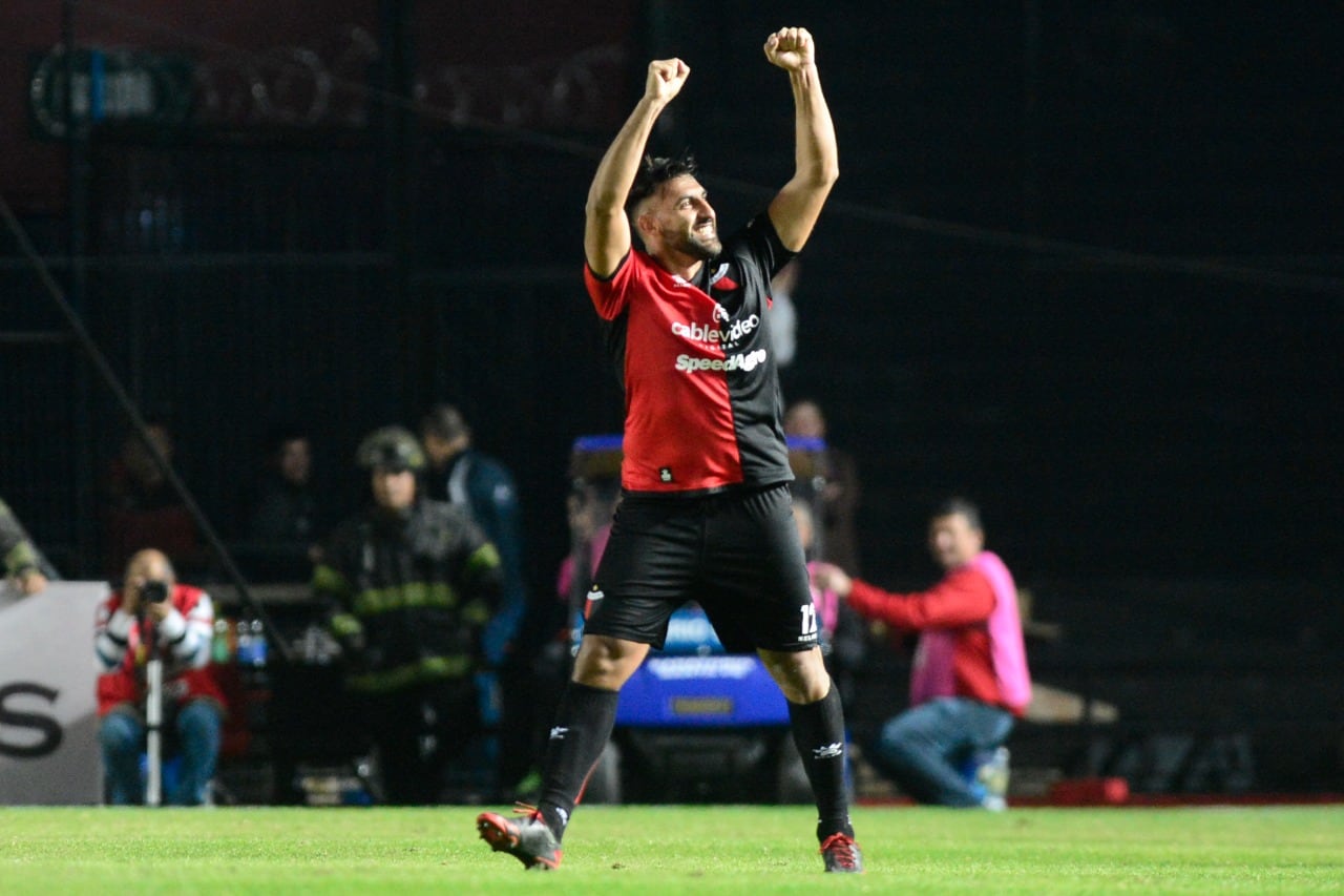 Wanchope Ábila hizo ejercitar el brazo a más de un juez de línea en este semestre