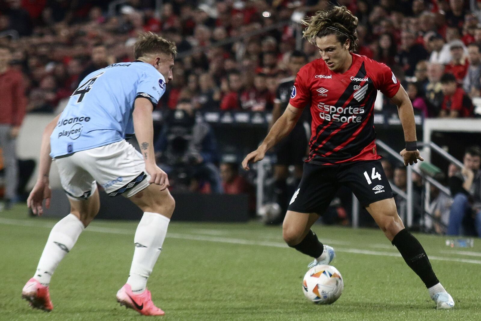 Belgrano cayó en la ida por 2 a 1 en un partido polémico.