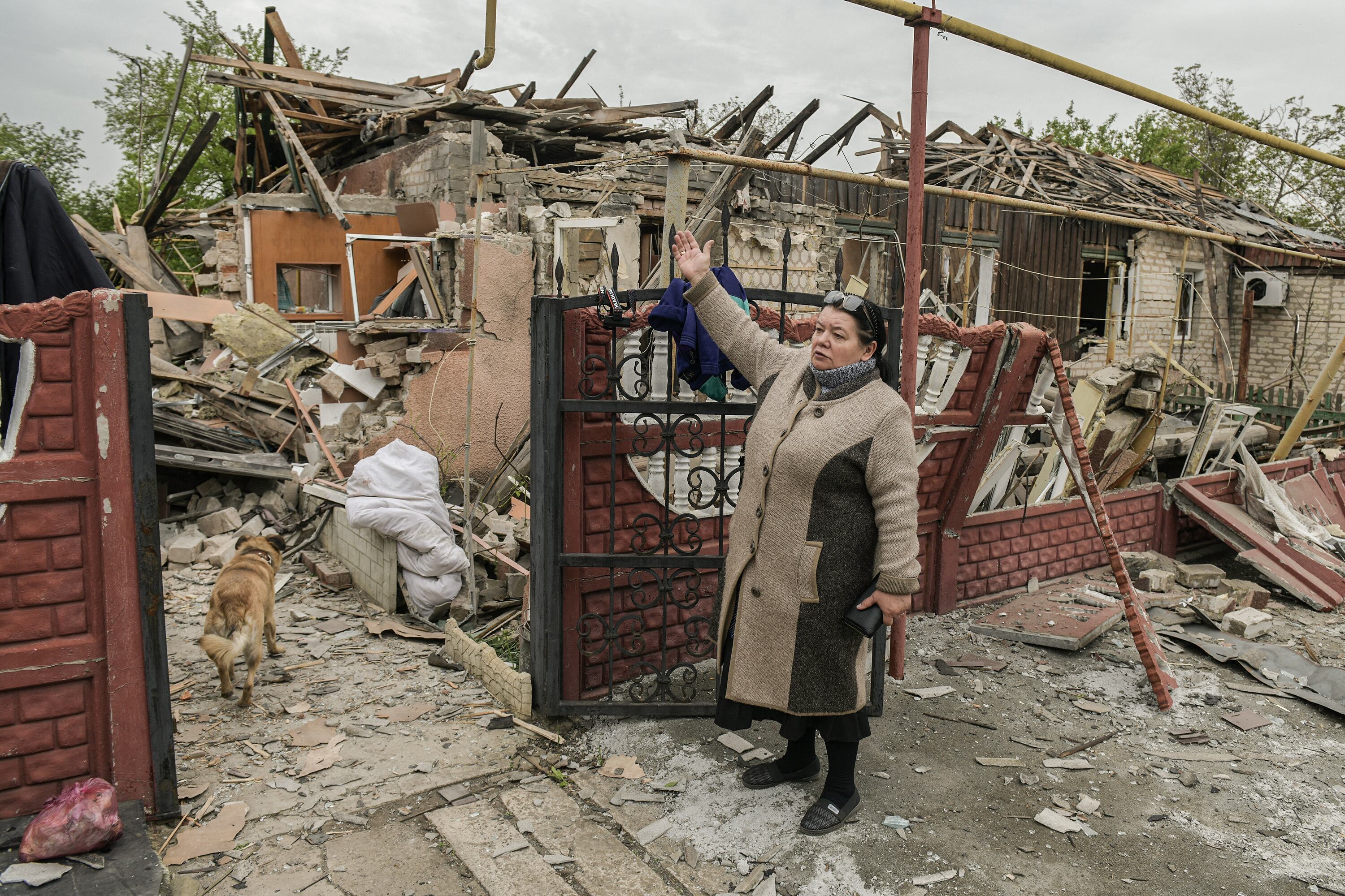 Una mujer señala su caa destruida por un bombardeo ruso en Donetsk.