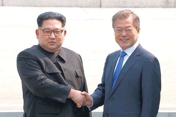 Histórico saludo entre el líder norcoreano Kim Jong-un y el presidente de Corea del sur, Moon Jae-in.