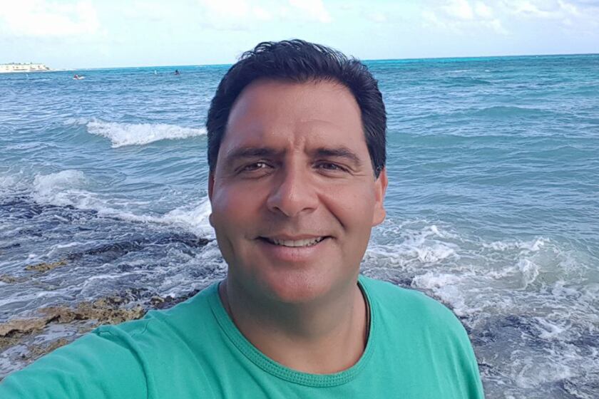 Germán Cipulli, un médico ginecólogo rosarino, murió tras caer por el hueco de un ascensor mientras intentaba rescatar a una mujer. (Foto: Facebook)