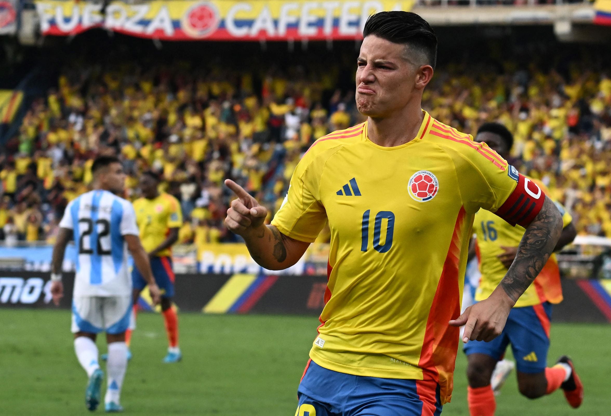 James Rodríguez ya marcó de penal el 2-1 final ante la Argentina