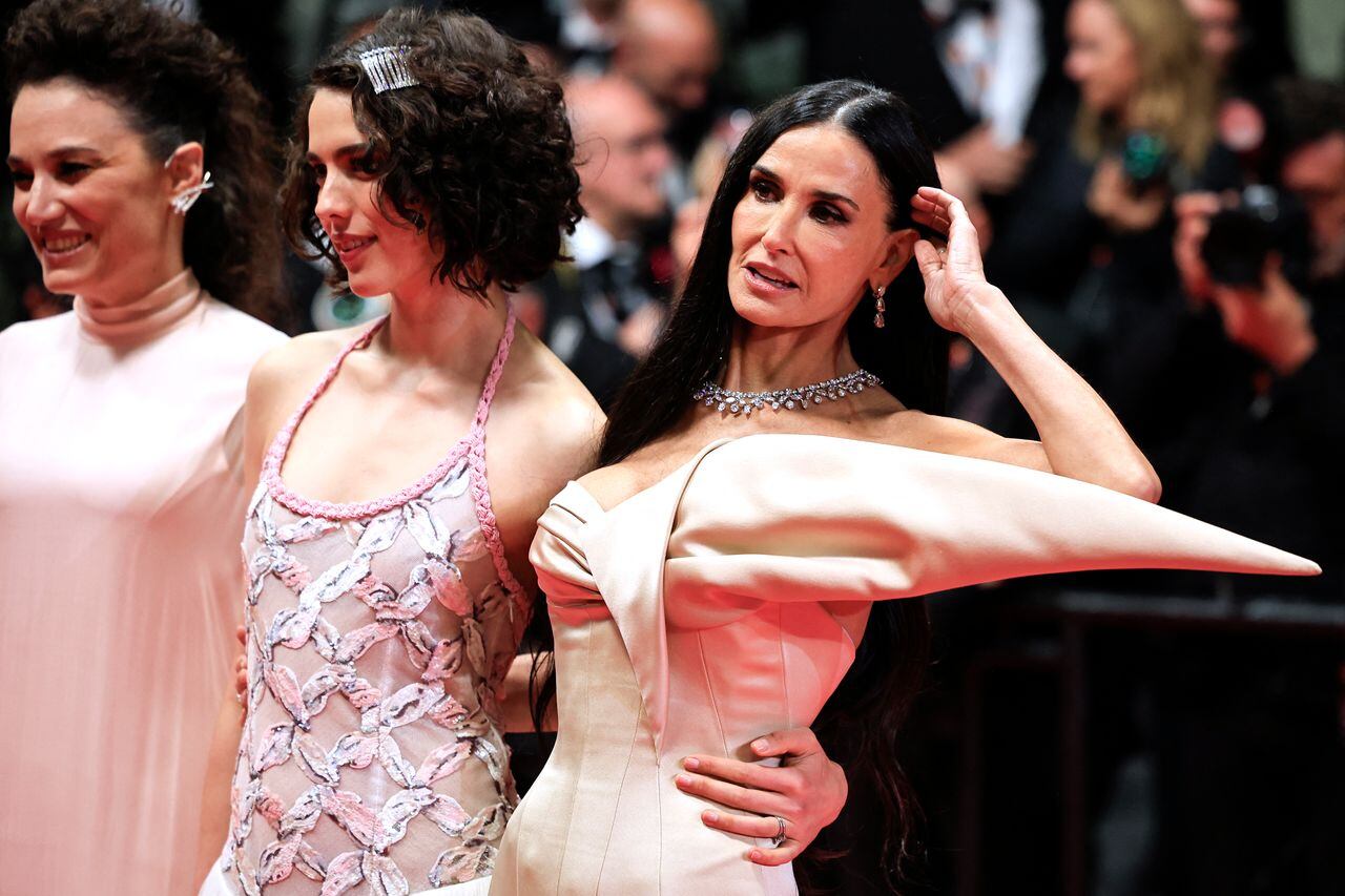 La directora Coralie Fargeat con Margaret Qualley y Demi Moore. 
