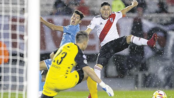 Rigamonti se interpone para desbaratar el intento de Moreira, que reapareció como titular en River.