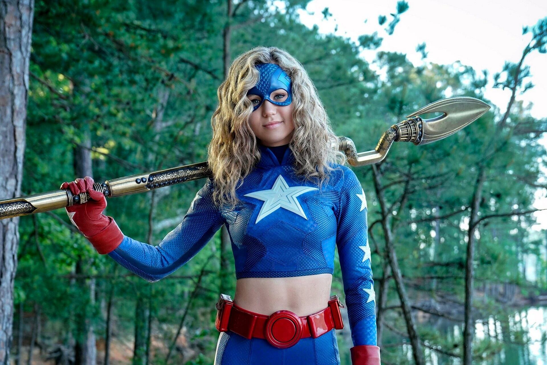 Stargirl hace evidente cómo DC Comics viene bajándole progresivamente la edad a sus héroes y heróinas en sus series.