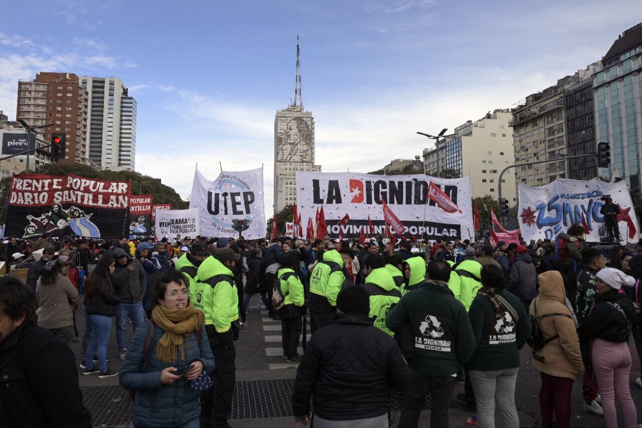 Las organizaciones sociales marcharon junto a la CGT y la CTA.