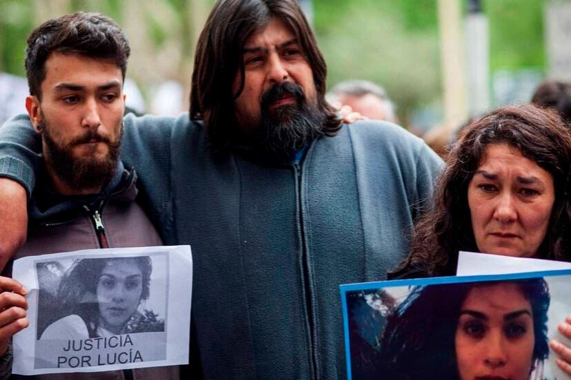 El padre, la madre y el hermano de la víctima en una de las tantas marchas pidiendo justicia por Lucía.