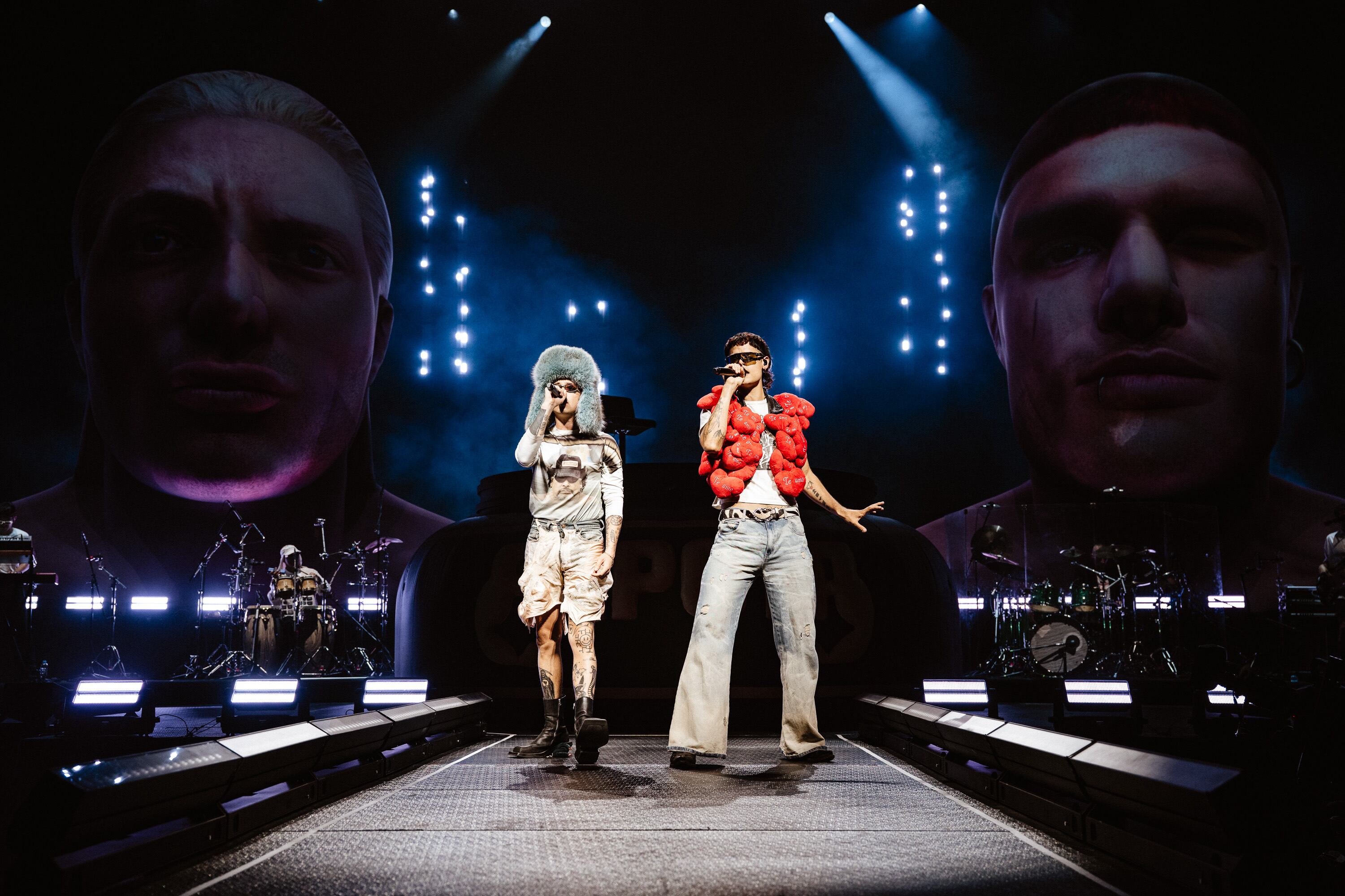 En un año marcado por su ascenso afuera (Jimmy Fallon, Tiny Desk), el dúo llevó al paroxismo su imagen de celebrities saturadas por la fama
