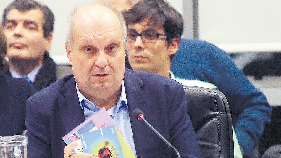 El ajuste de Hernán Lombardi no repara en contrataciones directas.