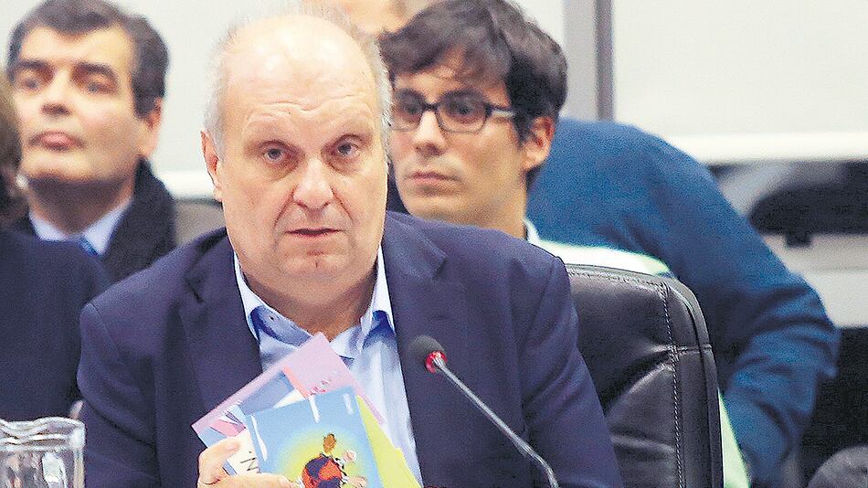 El ajuste de Hernán Lombardi no repara en contrataciones directas.