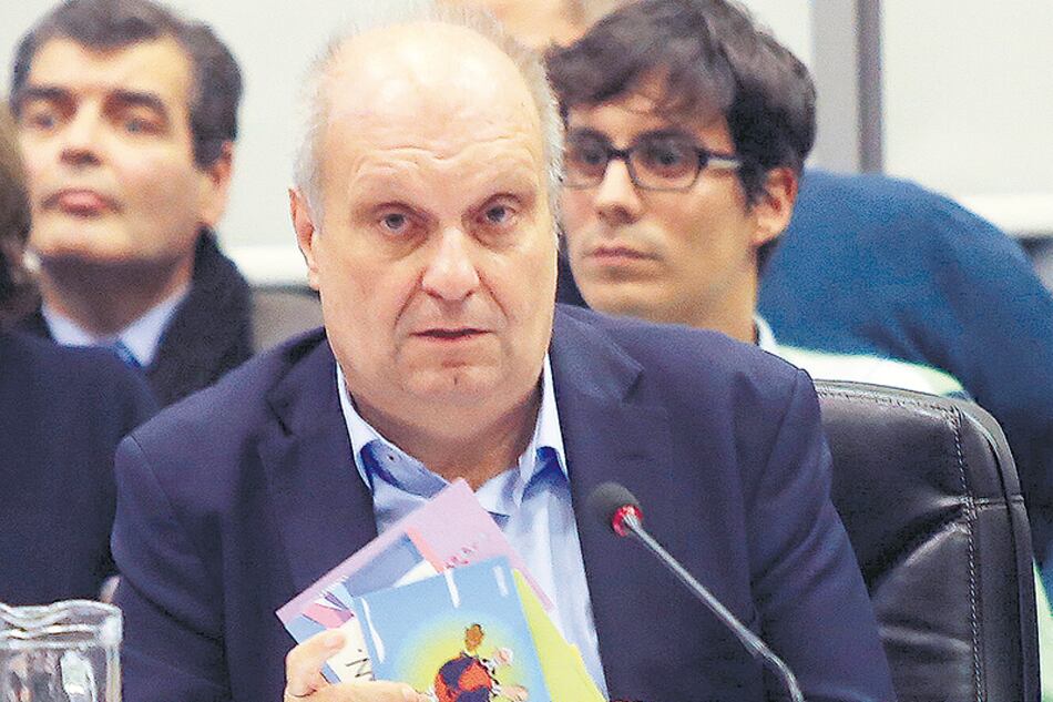 El ajuste de Hernán Lombardi no repara en contrataciones directas.