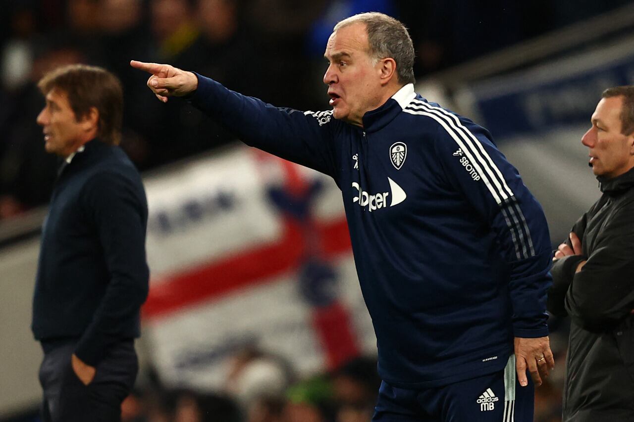 Bielsa les da indicaciones a los jugadores del Leeds
