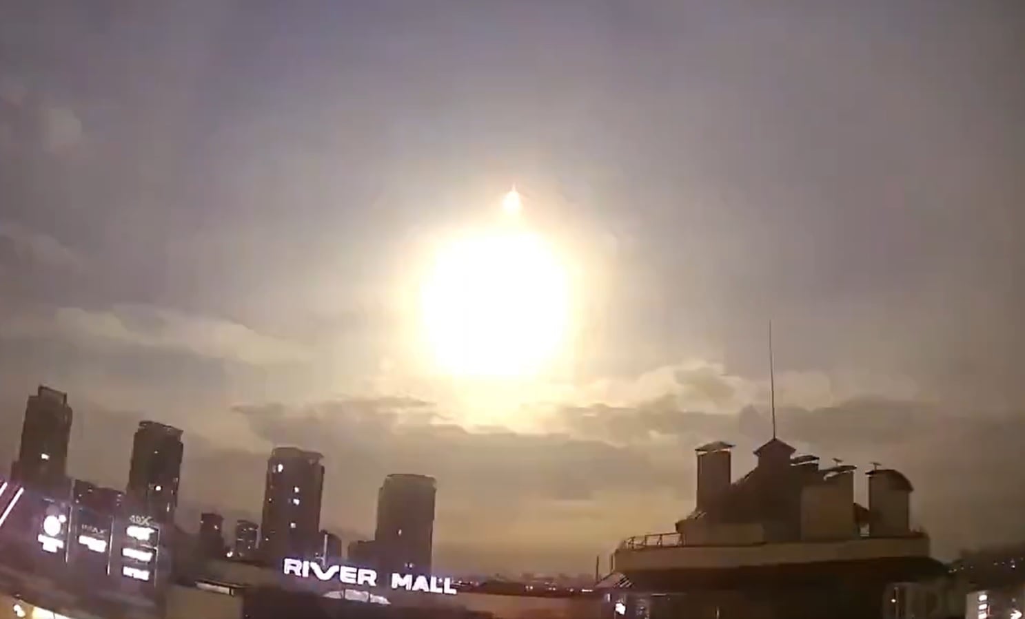 Las redes sociales se llenaron de especulaciones y memes tras el resplandor. 