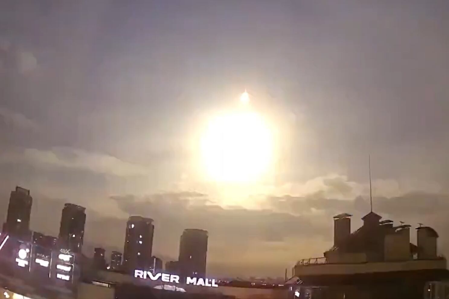 Las redes sociales se llenaron de especulaciones y memes tras el resplandor.