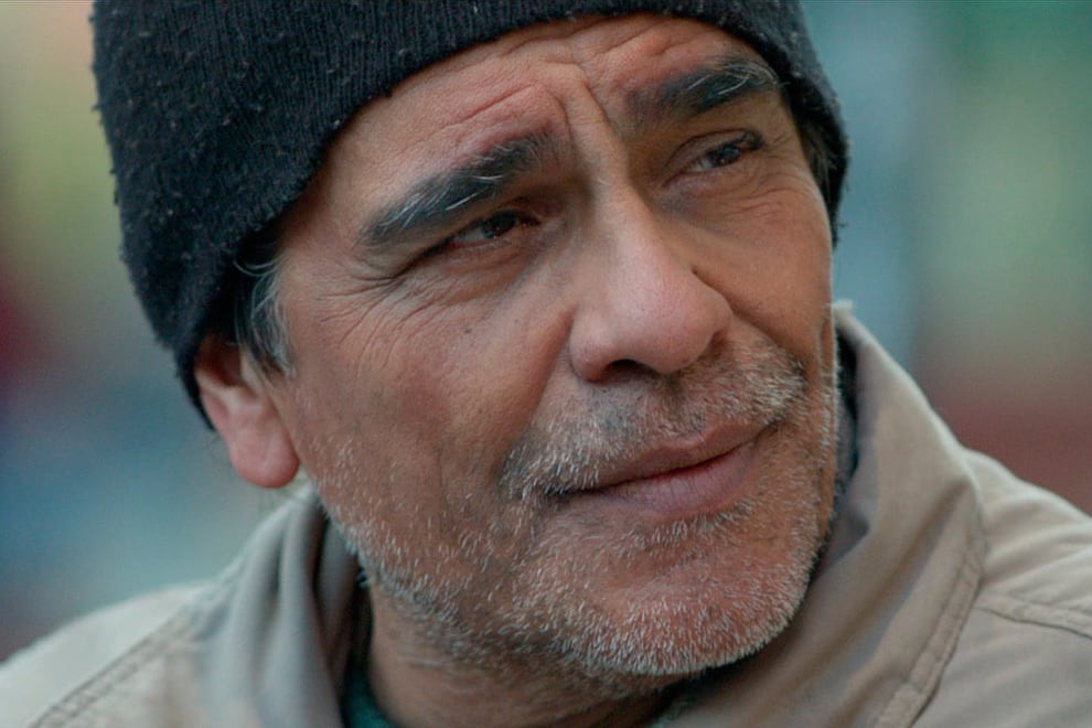 Palomino encarna a un hombre en situación de calle, que barre veredas y tiene amigos solidarios.