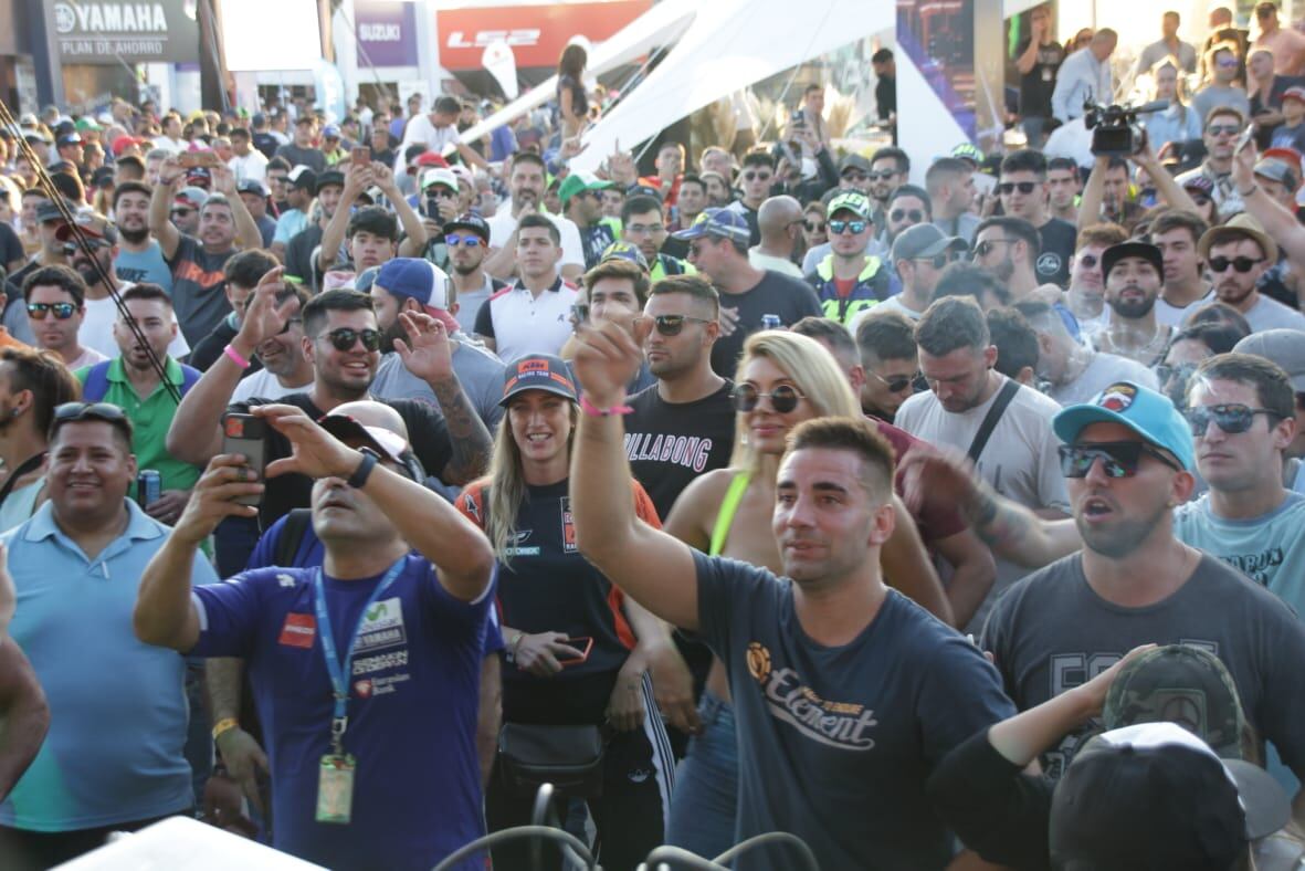 El público disfruta de la música en el Fan Zon del circuito.