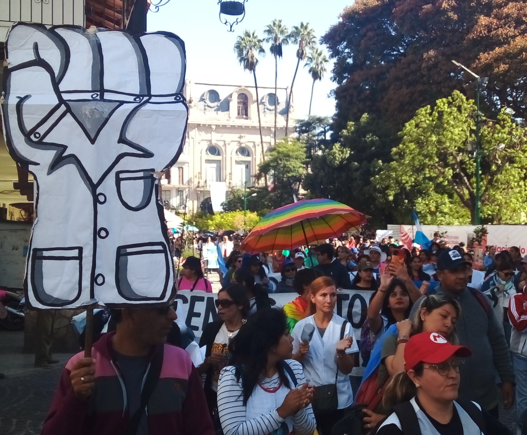 Ayer, la caravana docente rumbo a la sede del gobierno salteño.
