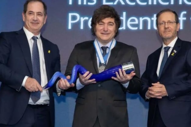 Milei al recibir el premio en el Museo de la Tolerancia.