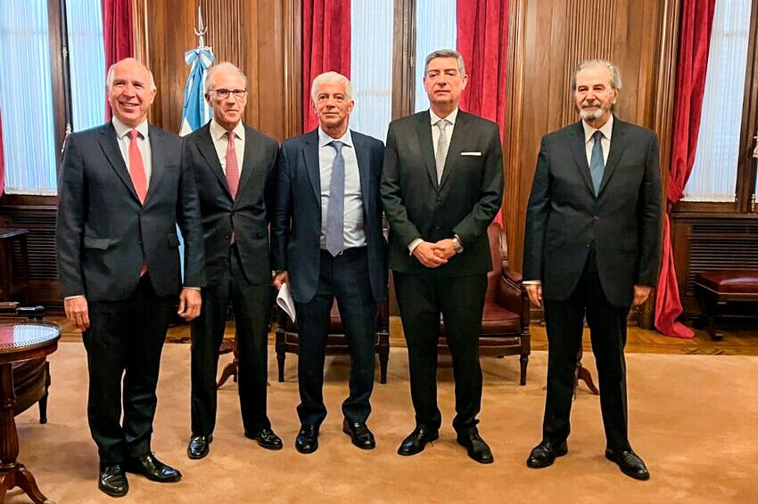 El ministro de Justicia, Mariano Cúneo Libarona, enseguida se sacó una foto con los supremos.