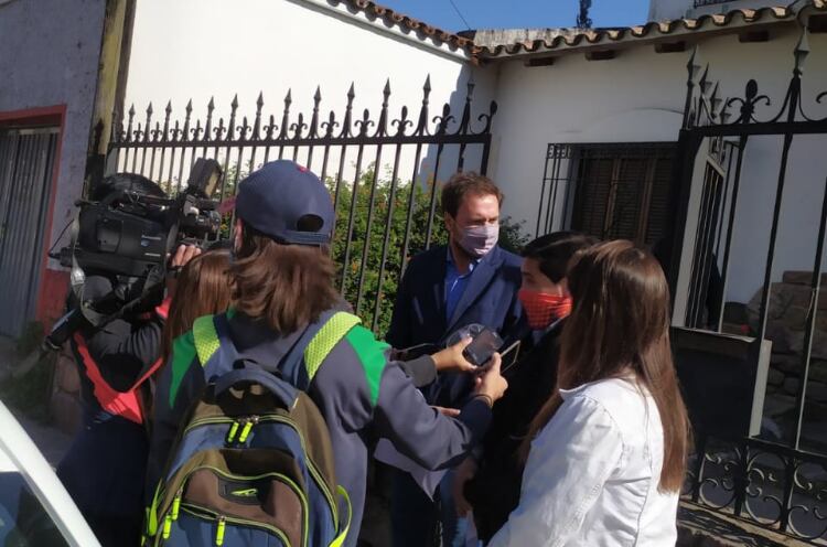 Palmieri (centro) fuera de la OAJ, que estaba cerrada