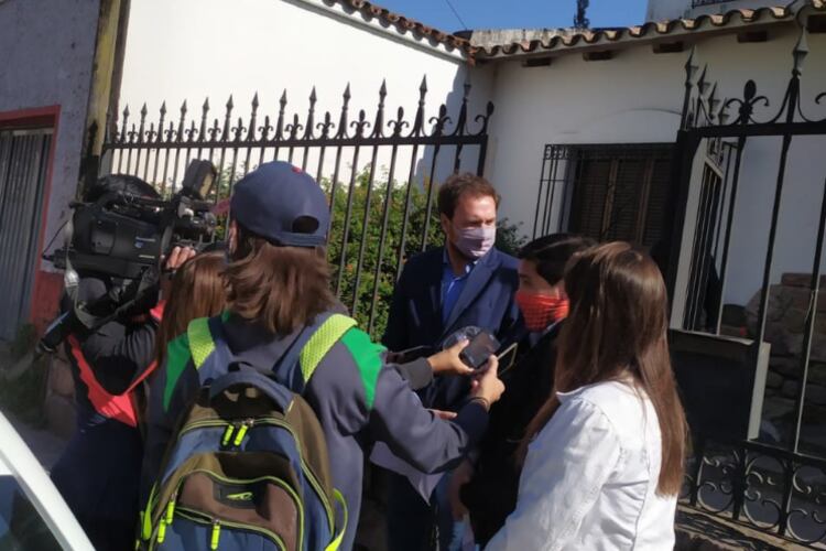 Palmieri (centro) fuera de la OAJ, que estaba cerrada