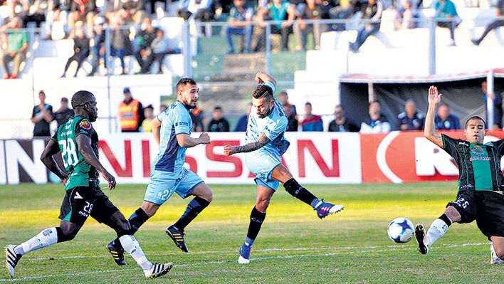 El uruguayo Guevgeozian, autor del gol del triunfo.