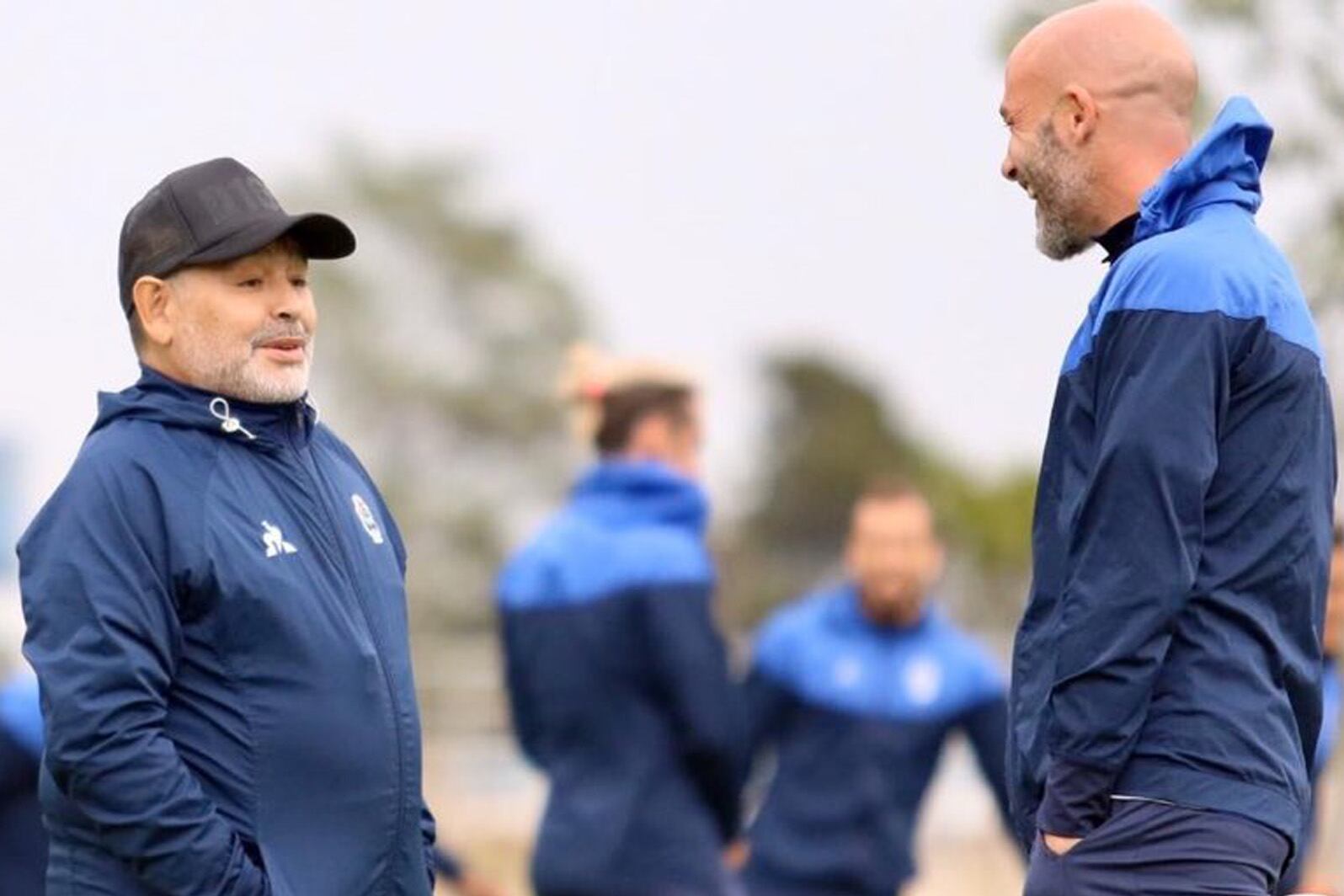 Diego Maradona, DT de Gimnasia La Plata, junto a su colaborador Sebastián Méndez.