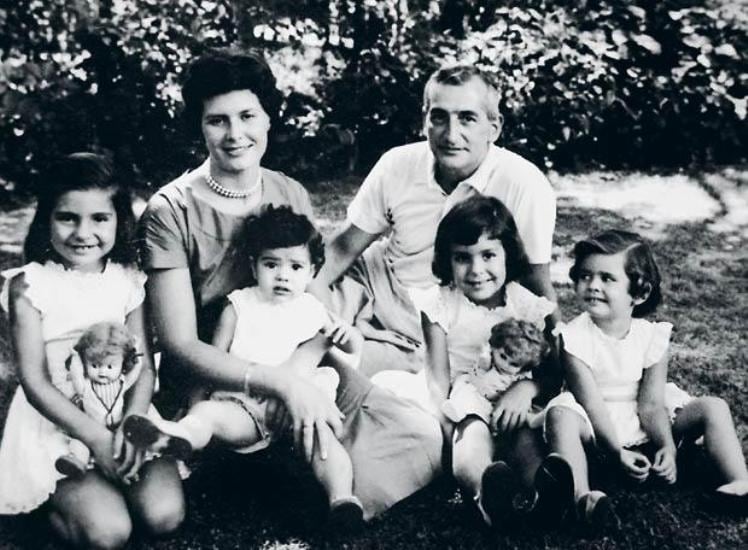Oesterheld, junto a su esposa y sus cuatro hijas.