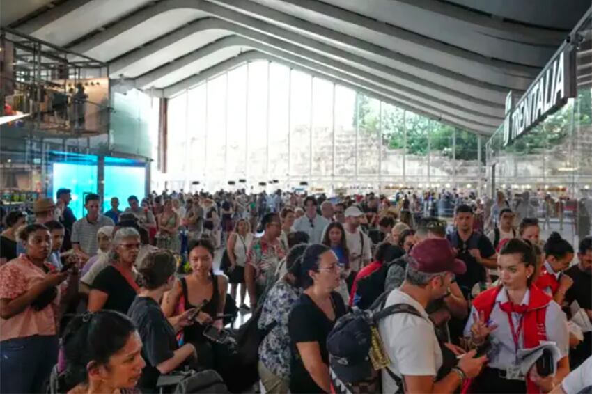 Se juntaron multitudes en las estaciones ferroviarias italianas