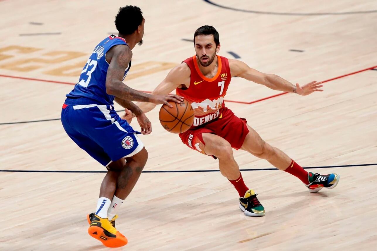 Campazzo frente al veterano Louis Williams en un pasaje del Nuggets-Clippers.