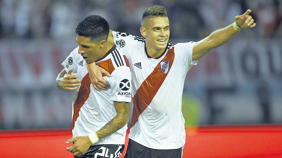 n Enzo Pérez recibe el abrazo de Borré, luego de marcar el gol de River, con un gran cabezazo, durante el primer tiempo.
