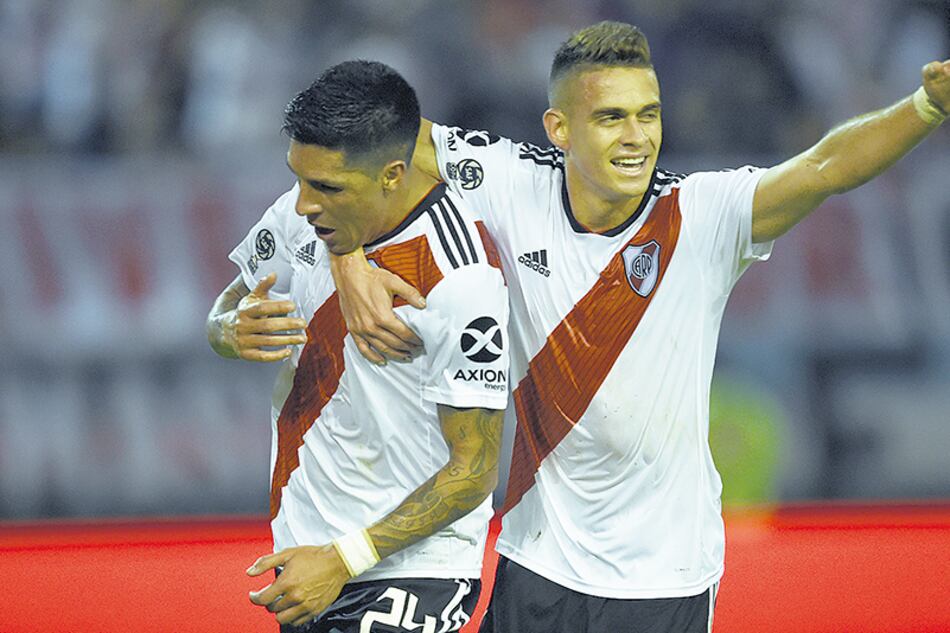 n Enzo Pérez recibe el abrazo de Borré, luego de marcar el gol de River, con un gran cabezazo, durante el primer tiempo.