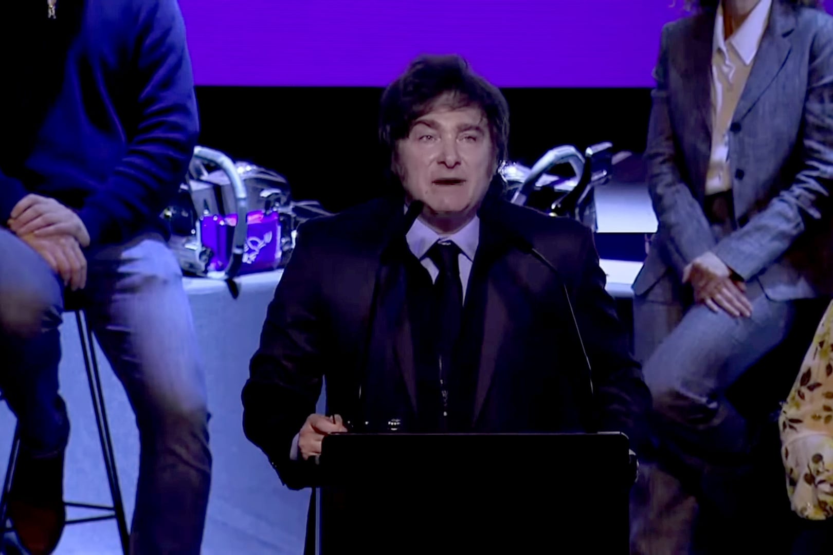 "Están molestos porque le estamos afanando los choreos", dijo Milei en un fallido al responder un comentario de la tribuna.