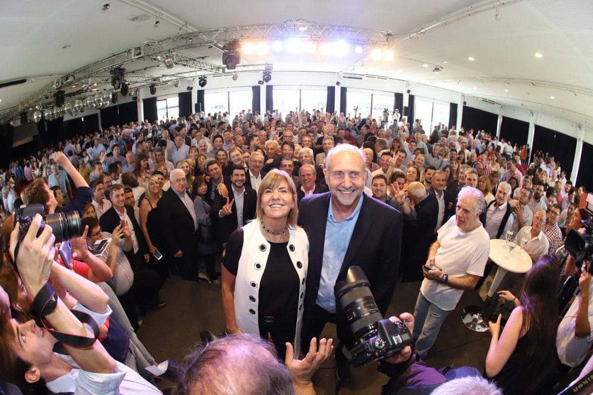 Omar Perotti junto a su vicegobernadora, Alejandra Rodenas en un acto del PJ santafesino.