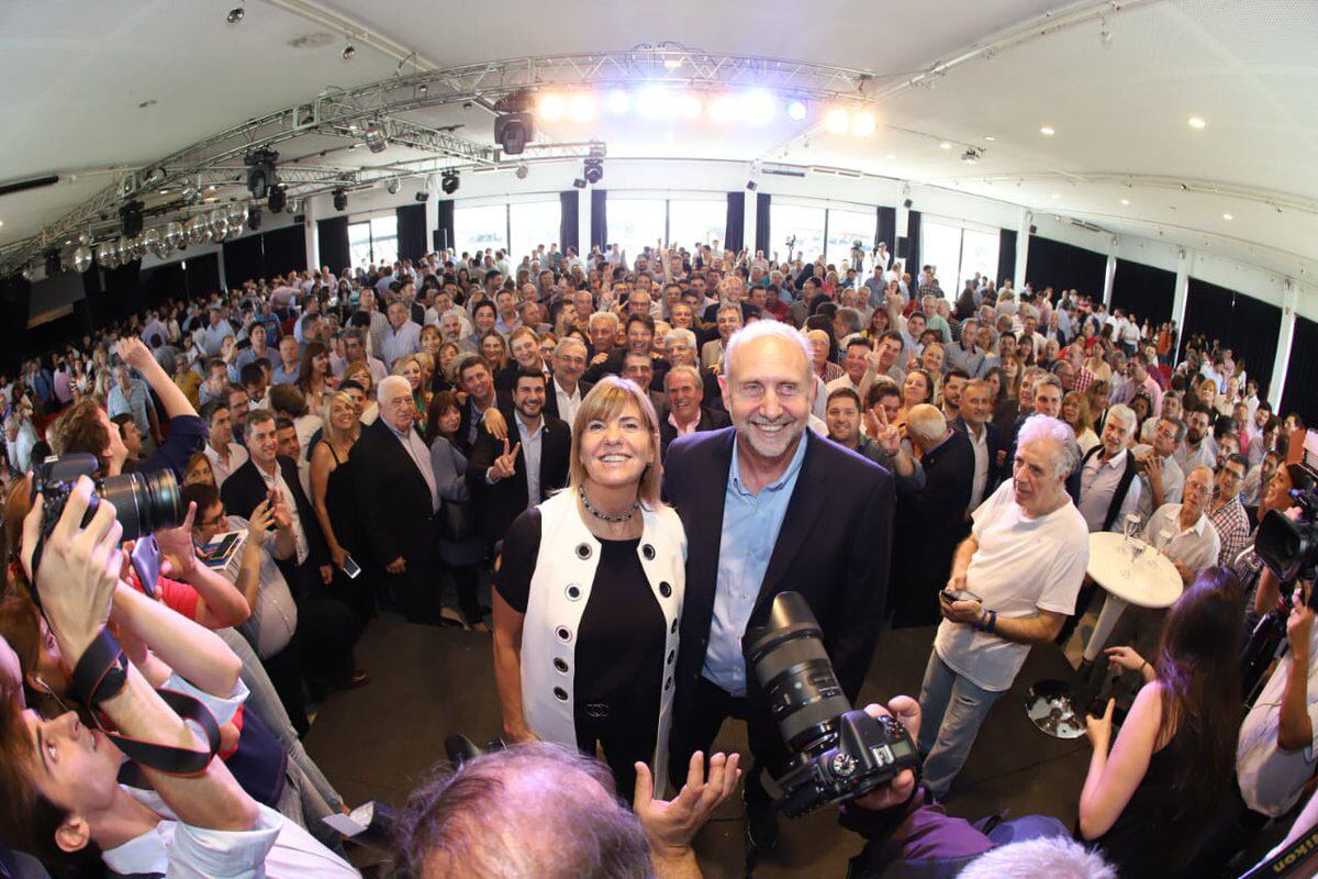 Omar Perotti junto a su vicegobernadora, Alejandra Rodenas en un acto del PJ santafesino.