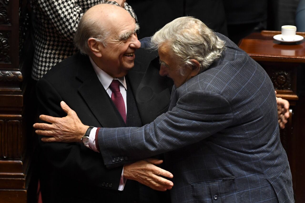 Los expresidentes de Uruguay Julio María Sanguinetti y José Pepe Mujica renunciaron a sus bancas en el Senado.