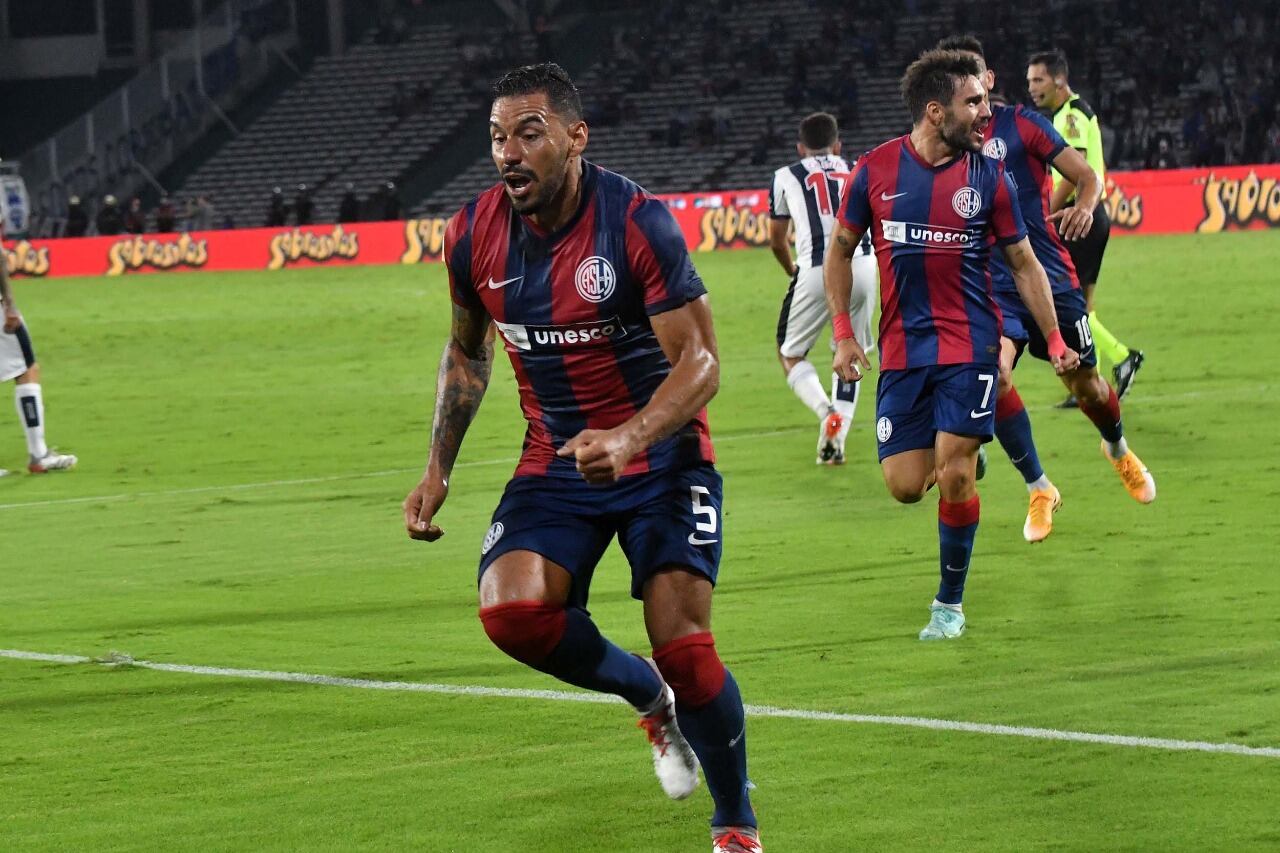 El colombiano Gordillo festeja el gol del triunfo.