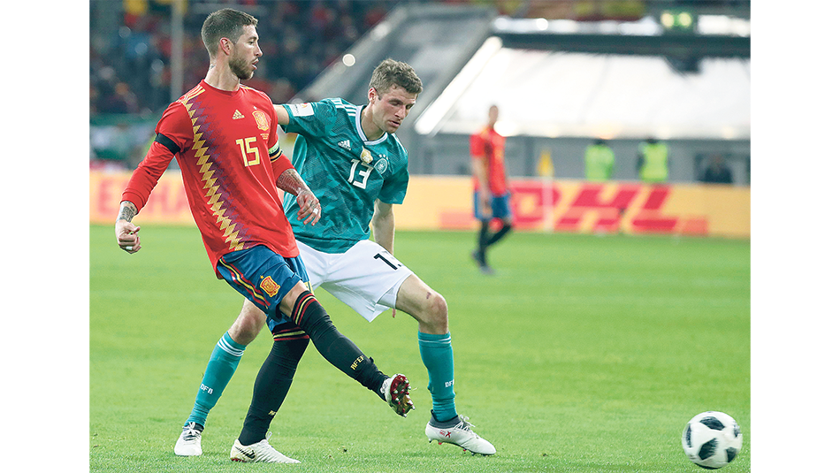 n El defensor Sergio Ramos sale jugando ante la presencia de Müller.