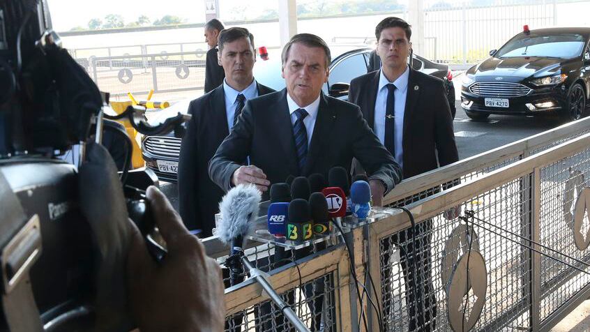 Bolsonaro criticó a los ambientalstas al salir del Palacio de Alvorada en Brasilia. 