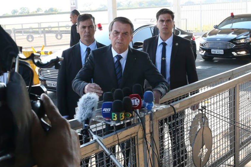 Bolsonaro criticó a los ambientalstas al salir del Palacio de Alvorada en Brasilia.