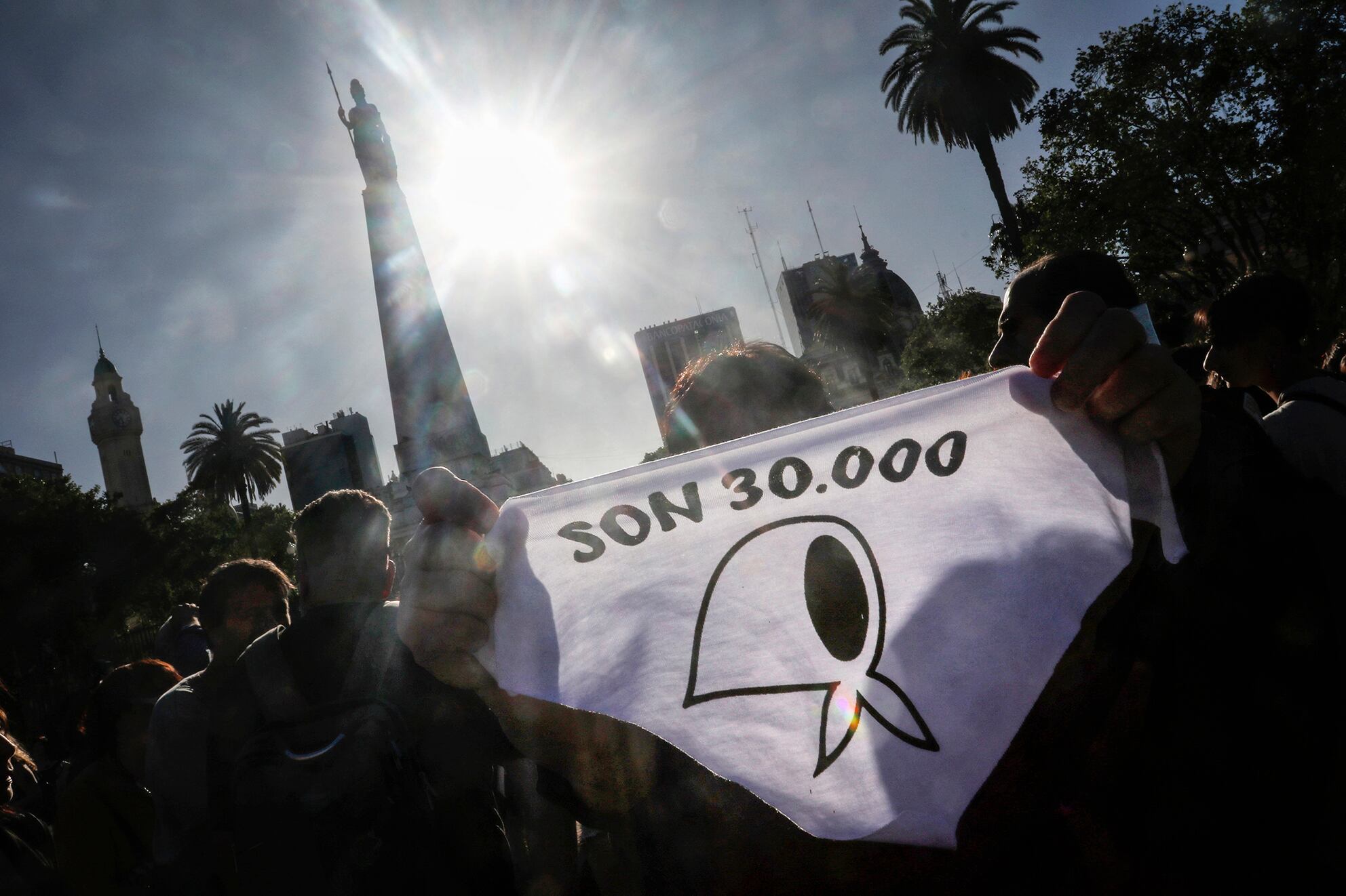 Uno de los pañuelazos tuvo lugar en la esquina de Rivadavia y Pueyrredón.