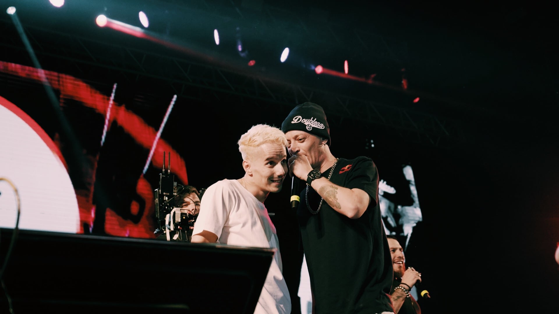 El argentino Dtoke y el español Skone, dos viejos guerreros del freestyle. Ganó el español.