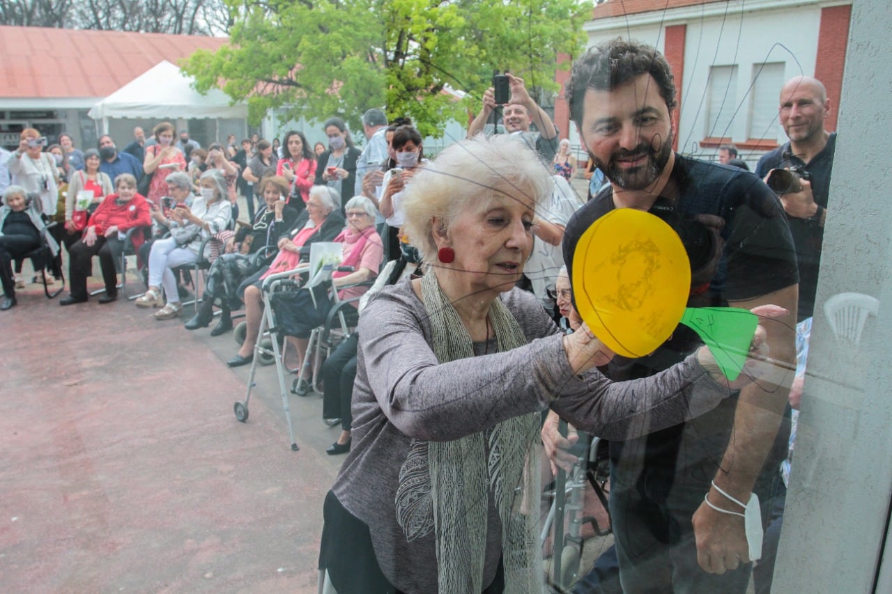 Estela Carlotto junto al nieto Leonardo Fossati   