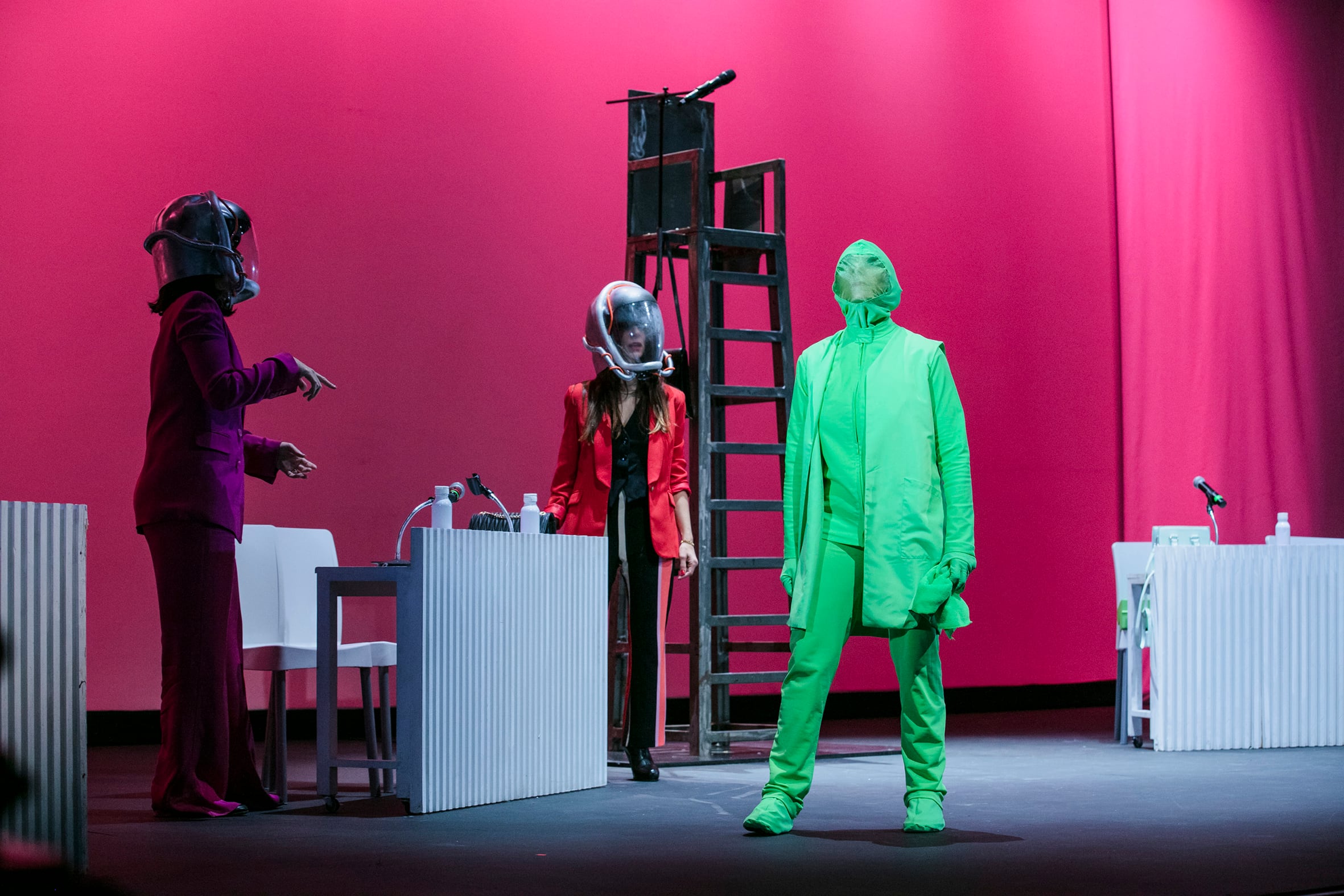 En la obra, un grupo de diputadas de extrema derecha debate sin sentido mientras la Tierra arde en llamas.