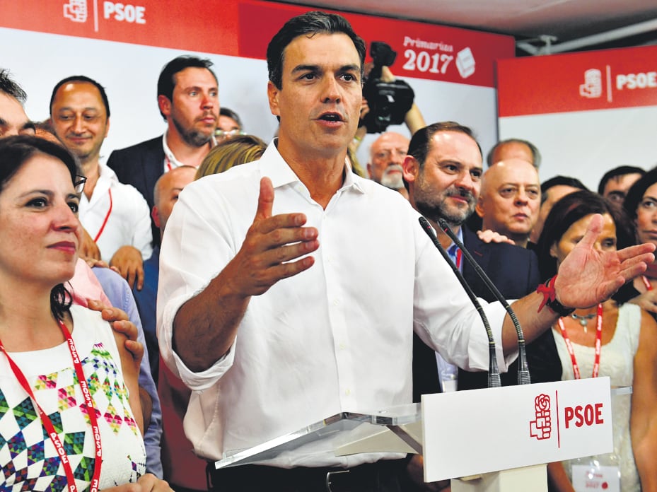 Sánchez aboga por un PSOE de izquierda que no sea cómplice del Partido Popular en el poder.